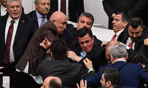 துருக்கி பாராளுமன்றத்தில் எம்.பி.க்கள் கைகலப்பு! ஒருவரையொருவர் தாக்கிக் கொண்டதால் பரபரப்பு!