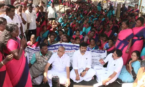 கோவையில் காத்திருப்பு போராட்டம் நடத்தும் அங்கன்வாடி ஊழியர்களுடன் நயினார் நாகேந்திரன் சந்திப்பு