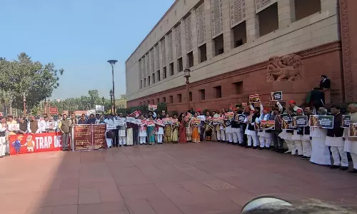 இந்தியா-அமெரிக்கா வர்த்தக ஒப்பந்தம்: பாராளுமன்ற வளாகத்தில் போராட்டம் நடத்திய எதிர்க்கட்சிகள்