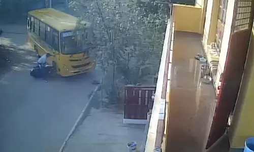 பெங்களூருவில் பள்ளிப் பேருந்து சக்கரத்தில் சிக்கி இரண்டு பெண் குழந்தைகள் பரிதாப பலி!