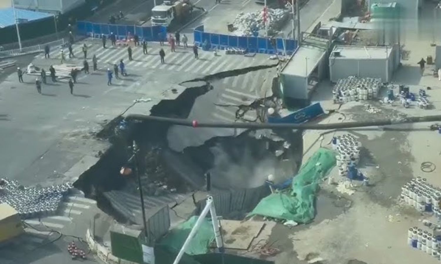 சீனாவில் திடீரென உள்வாங்கிய சாலை - மிரளவிக்கும் வீடியோ