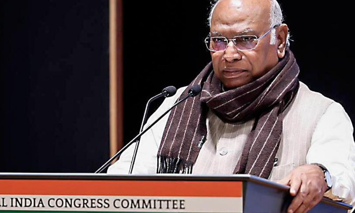 பணிபுரியும் இடங்களில் அதிகரிக்கும் சாதி பாகுபாடு.. கார்கே கவலை