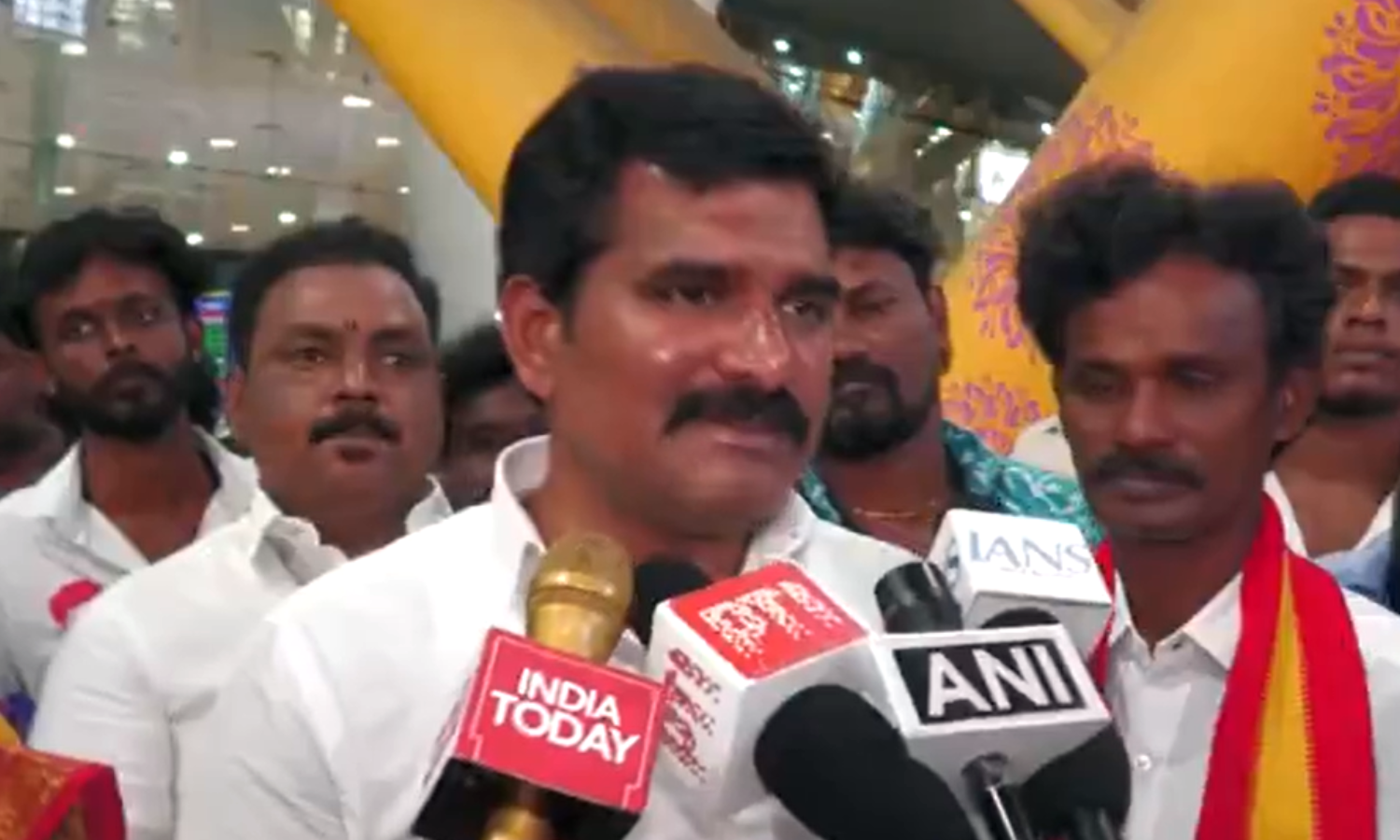 செய்தியாளர்களுடன் மோதல்... த.வெ.க. இணை பொதுச் செயலாளர் சி.டி.ஆர். நிர்மல் குமார் விளக்கம்