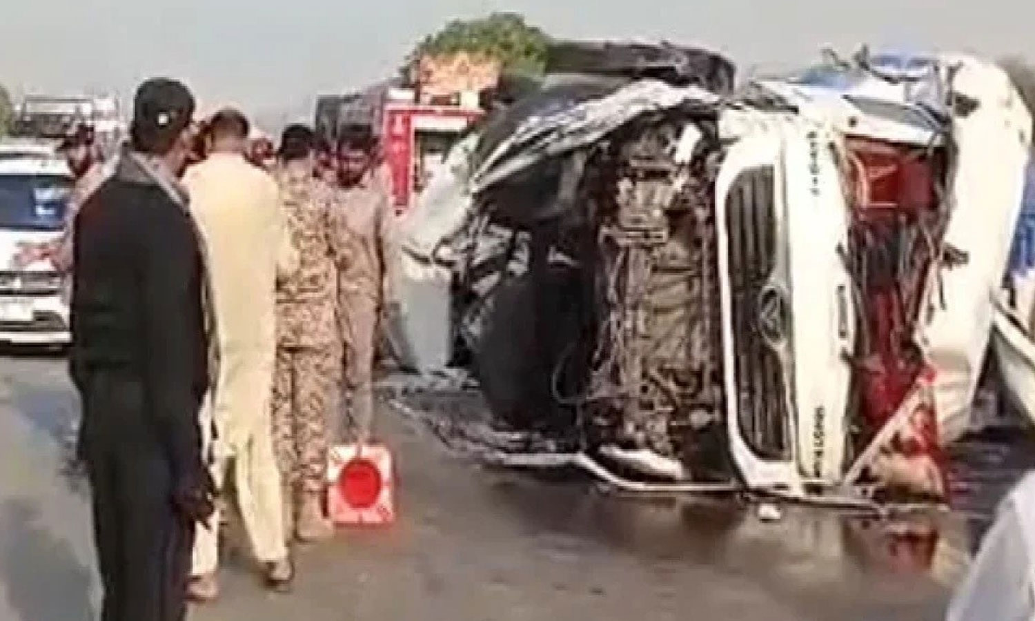 பாகிஸ்தானில் சோகம்: பயணிகள் பேருந்து-லாரி மோதலில் 13 பேர் உயிரிழப்பு