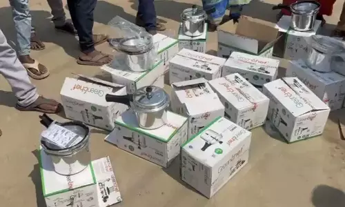 தேர்தல் தோல்வி: கொடுத்த பணம், குக்கரை வாக்காளர்களிடம் இருந்து திருப்பிக்கேட்ட காங்கிரஸ் வேட்பாளர்