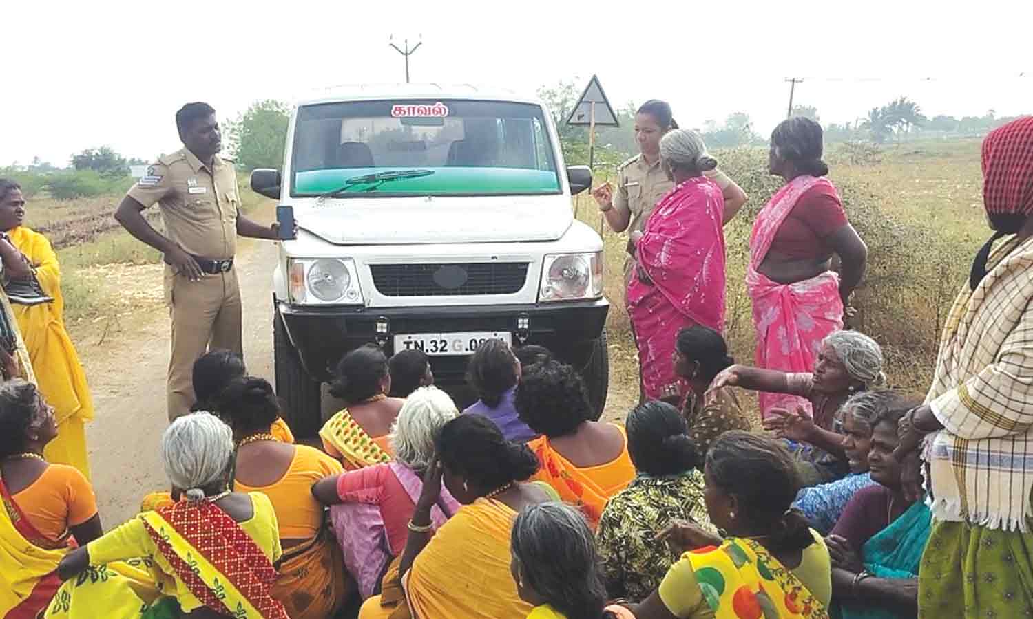 போலீஸ் வாகனத்தை சிறை பிடித்து பெண்கள் போராட்டம்