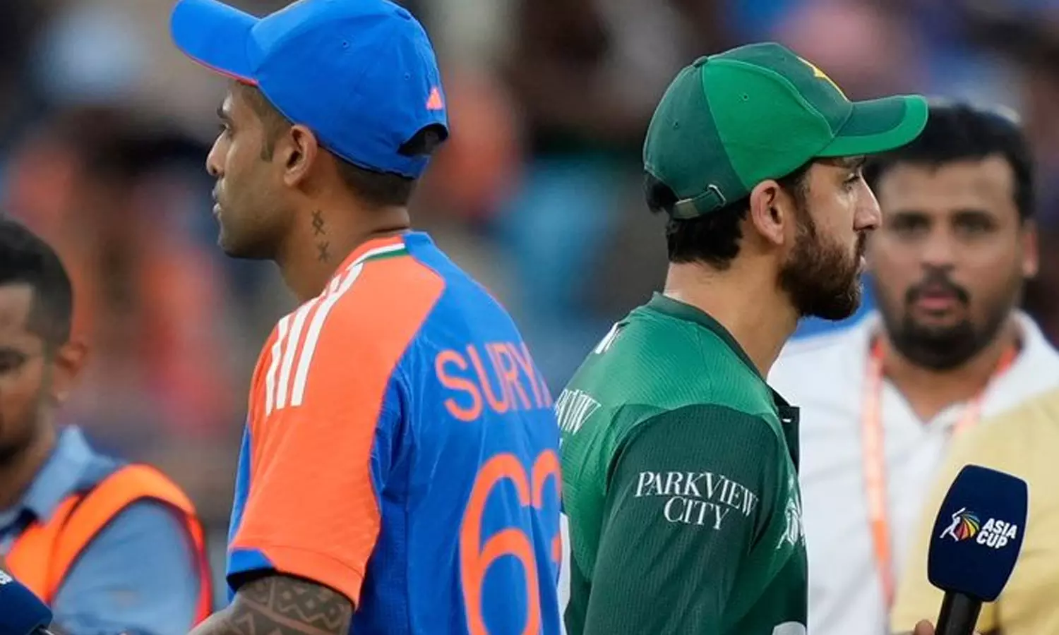 20-ஓவர்-உலக-கோப்பை-போட்டி--பாகிஸ்தான்-வீரர்களிடம்-இந்திய-வீரர்கள்-கைகுலுக்குவார்களா?