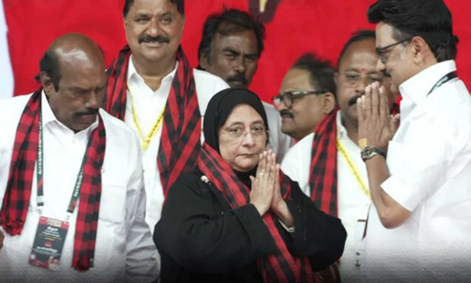 மு.க.ஸ்டாலின் முன்னிலையில் அதிமுக முன்னாள் அமைச்சர் நிலோபர் கபில் திமுகவில் இணைந்தார்