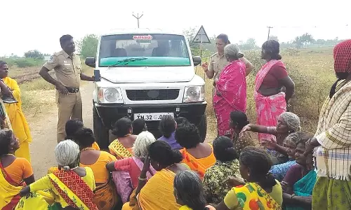 போலீஸ் வாகனத்தை சிறை பிடித்து பெண்கள் போராட்டம்