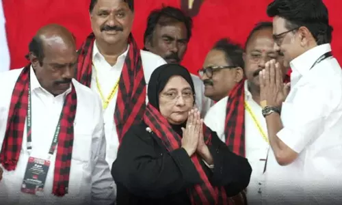 மு.க.ஸ்டாலின் முன்னிலையில் அதிமுக முன்னாள் அமைச்சர் நிலோபர் கபில் திமுகவில் இணைந்தார்