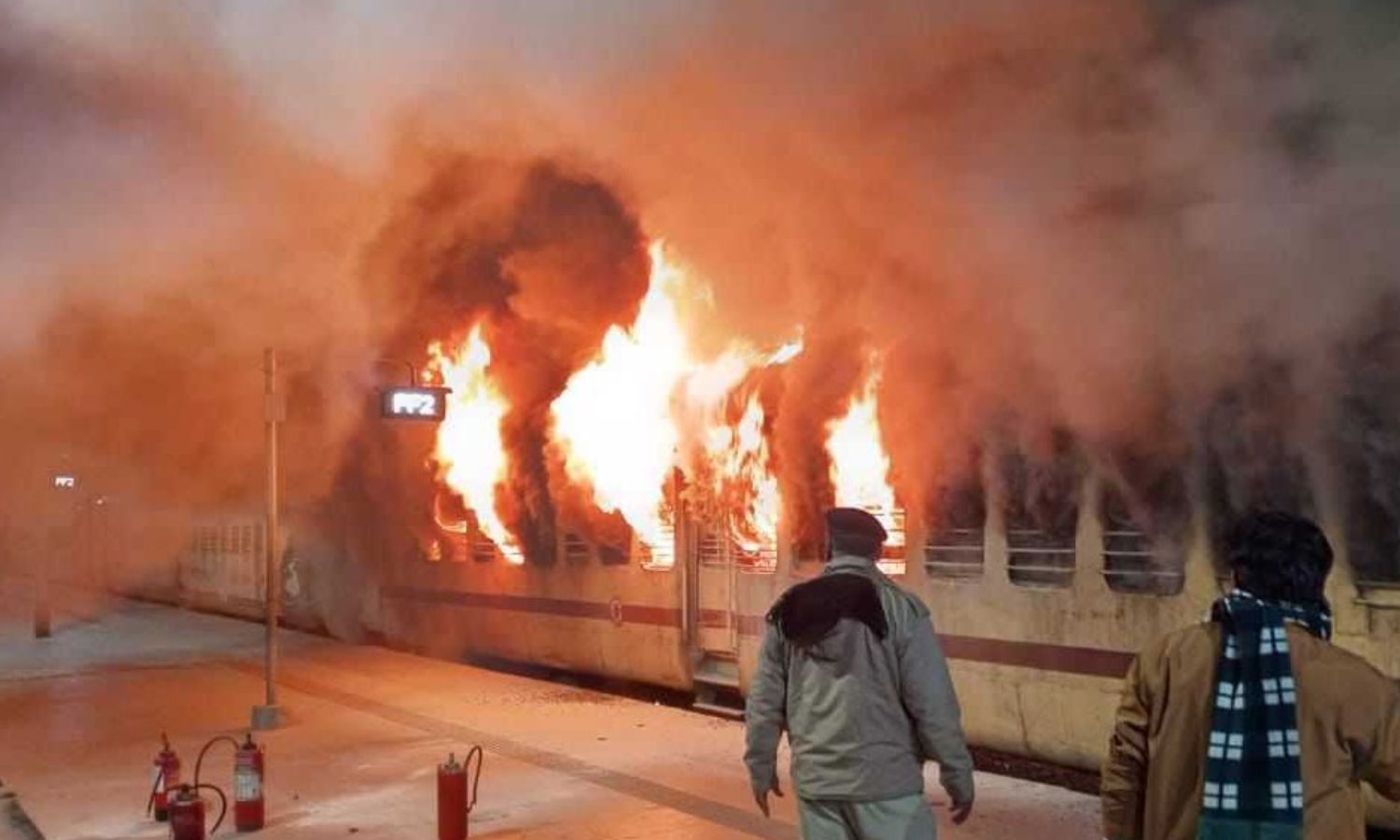 மேற்கு வங்கம்: பயணிகள் ரெயிலில் தீ விபத்து