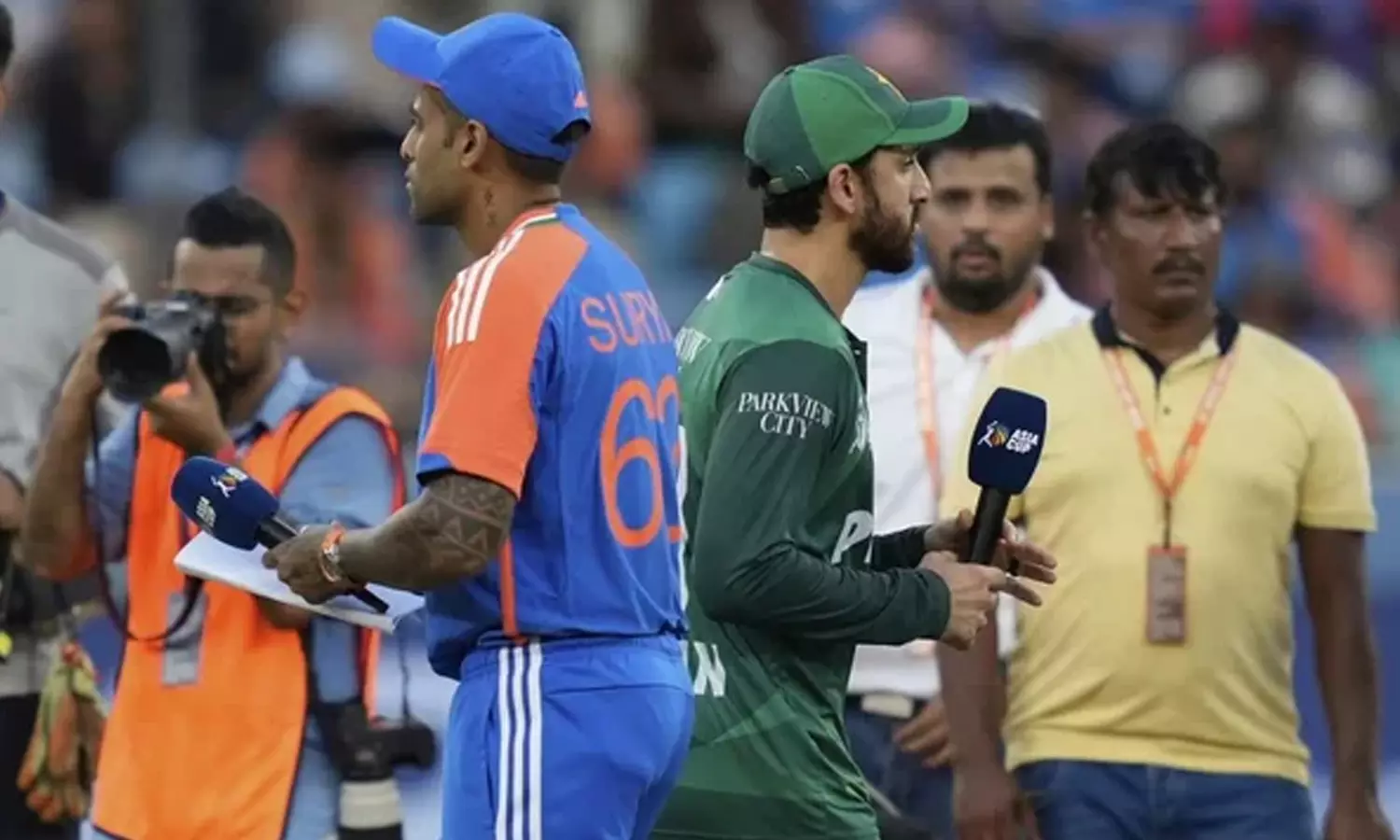 மீண்டும்-பரஸ்பரம்-கை-குலுக்கலை-தவிர்த்த-இந்தியா--பாகிஸ்தான்-வீரர்கள்