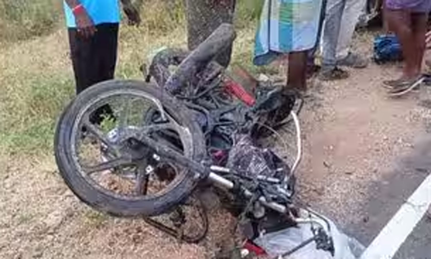 தூத்துக்குடியில் சோகம்: பைக் மீது வேன் மோதியதில் குழந்தைகள் உள்பட 5 பேர் பலி