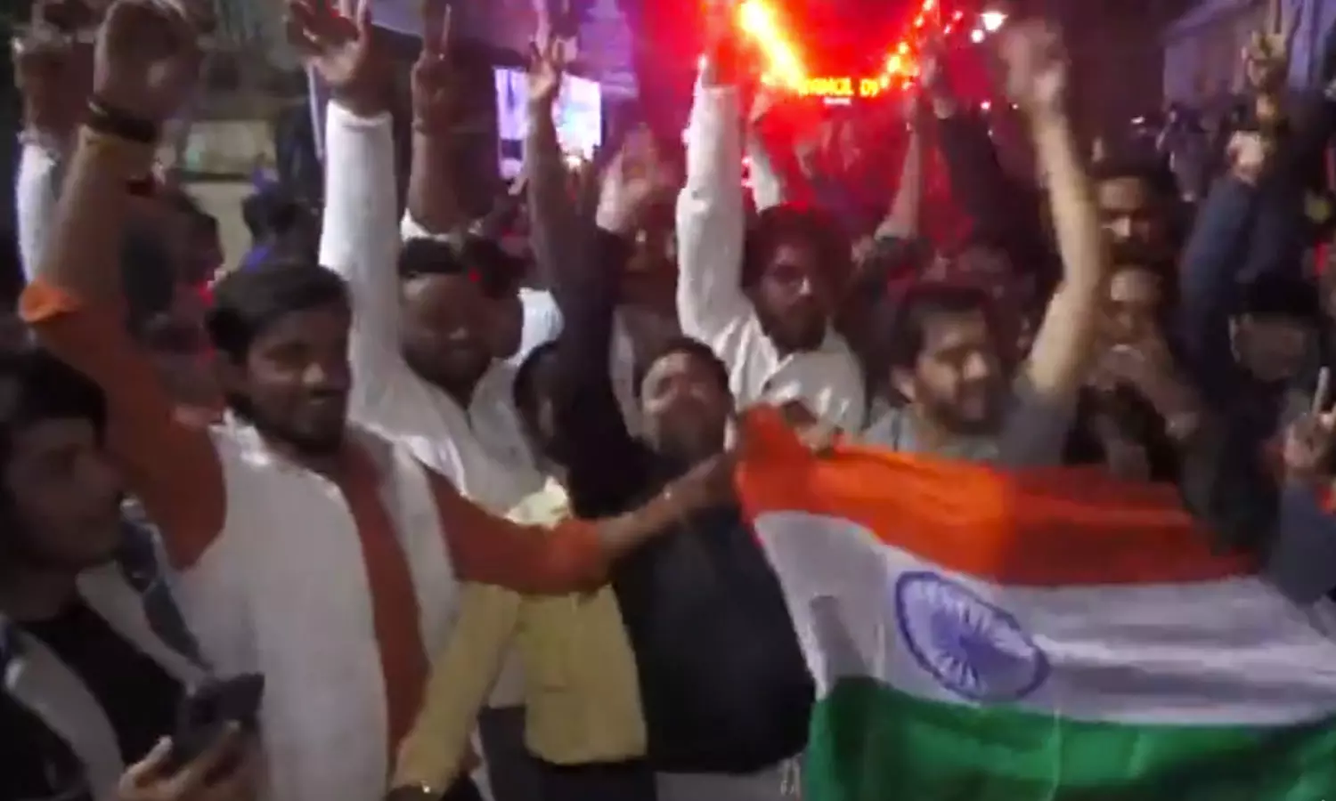 பாகிஸ்தானுக்கு எதிராக இந்தியா அபார வெற்றி- ரசிகர்கள் கொண்டாட்டம்