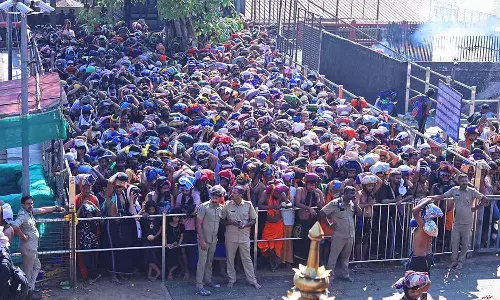 சபரிமலையில் தரிசனத்திற்கு குவிந்த பக்தர்கள்