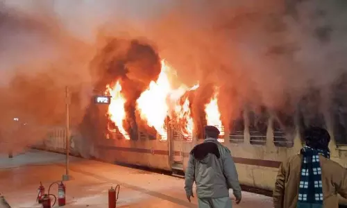 மேற்கு வங்கம்: பயணிகள் ரெயிலில் தீ விபத்து