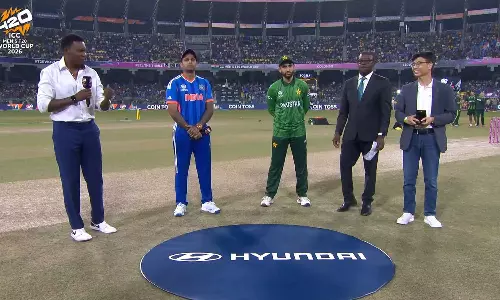 டி20 உலகக் கோப்பை: இந்தியாவுக்கு எதிராக பாகிஸ்தான் டாஸ் வென்று பந்து வீச்சு தேர்வு