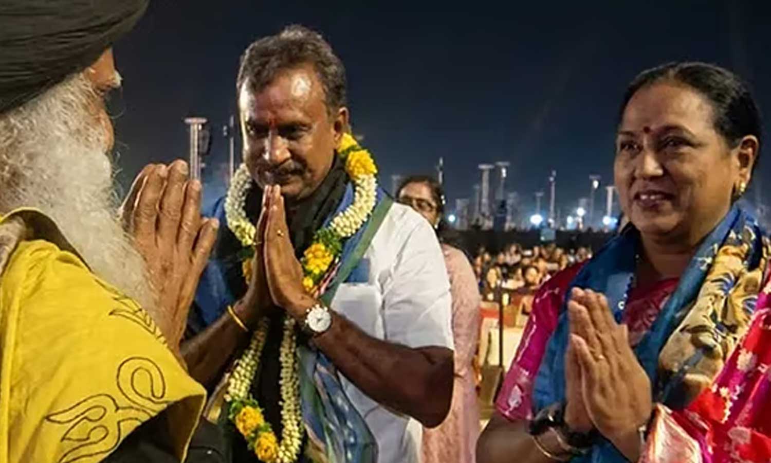 அதிமுக கூட்டணியில் இணைகிறதா தேமுதிக? - ஈஷா சிவராத்திரி விழாவில் எஸ்.பி.வேலுமணி-பிரேமலதா சந்திப்பு