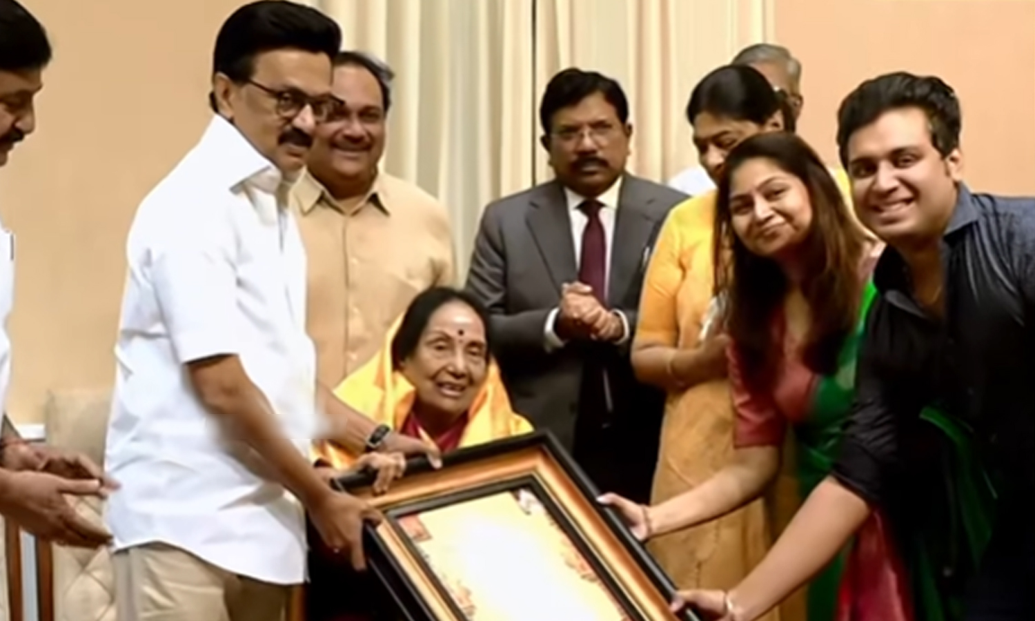 எம்.என்.ராஜம்- எஸ்.பி.முத்துராமனுக்கு கலைத்துறை வித்தகர் விருது வழங்கிய முதலமைச்சர் மு.க.ஸ்டாலின்