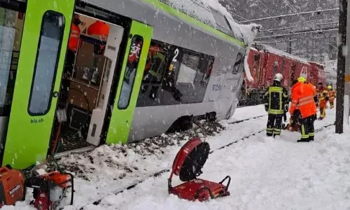 சுவிட்சர்லாந்தில் திடீர் பனிச்சரிவால் தடம் புரண்ட பயணிகள் ரெயில் - சிக்கித் தவித்த 80 பேர் மீட்பு