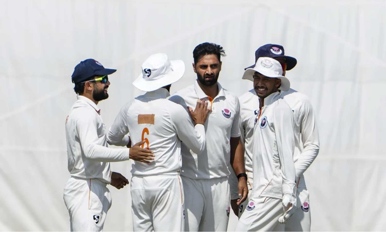 ரஞ்சி டிராபி: 2-வது இன்னிங்சில் 99 ரன்னில் சுருண்ட பெங்கால்- ஜம்மு-காஷ்மீர் இறுதிப் போட்டிக்கு நுழைய பிரகாச வாய்ப்பு