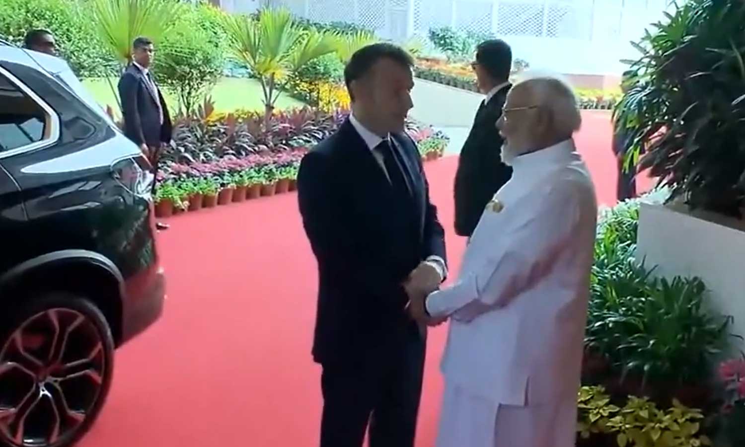 பிரான்ஸ் அதிபர் மேக்ரானை வரவேற்ற பிரதமர் மோடி