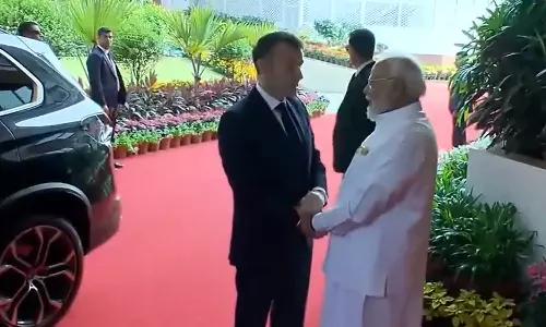 பிரான்ஸ் அதிபர் மேக்ரானை வரவேற்ற பிரதமர் மோடி
