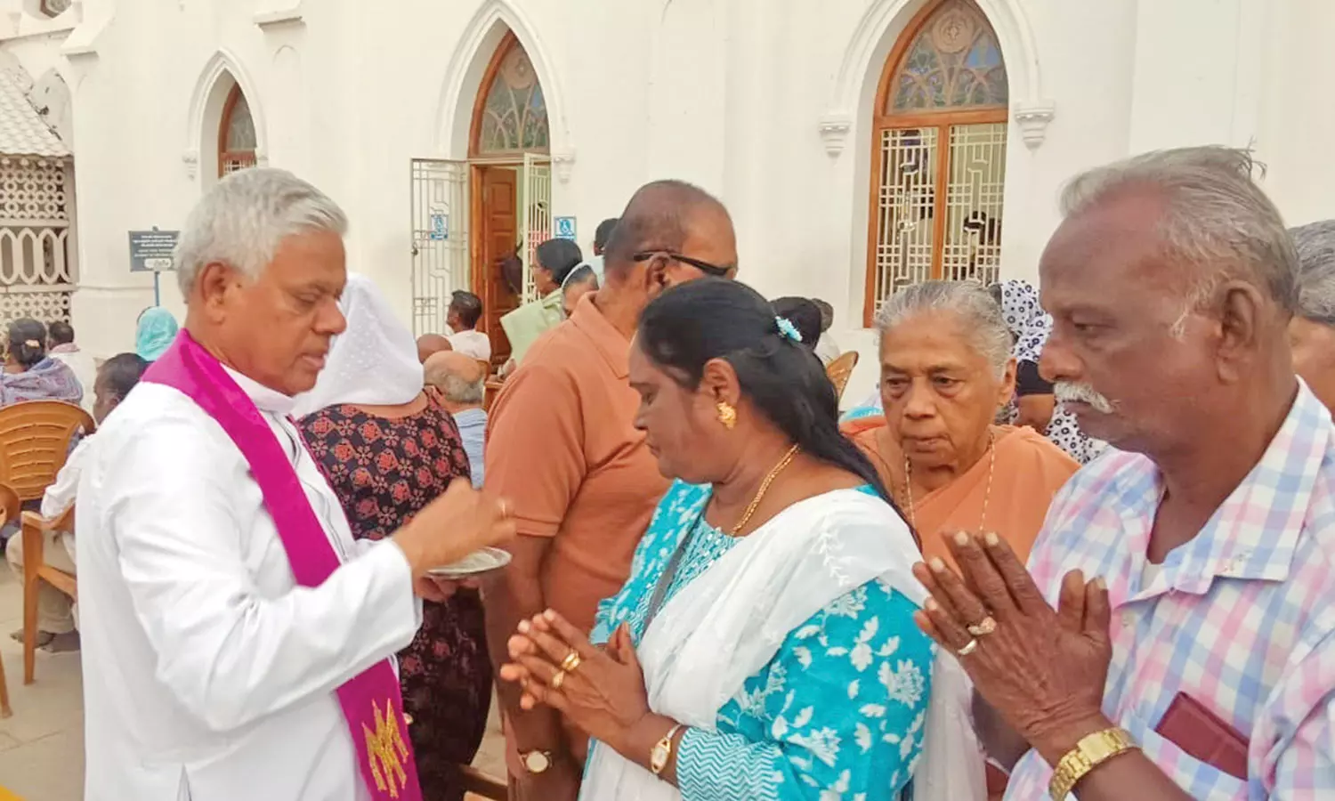 சாம்பல்-புதன்-சிறப்பு-திருப்பலி---வேளாங்கண்ணி-பேராலயத்தில்-கிறிஸ்தவர்கள்-பங்கேற்று-பிரார்த்தனை