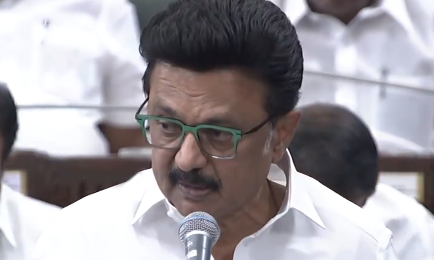 மத்திய - மாநில அரசு உறவு குறித்து அறிக்கையை சட்டசபையில் தாக்கல் செய்தார் மு.க.ஸ்டாலின்