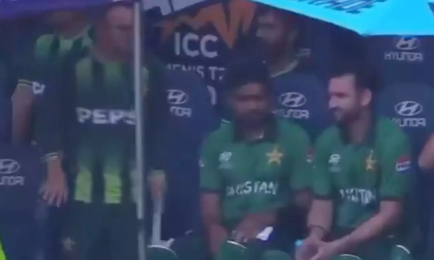 VIDEO:-பாட்டிலை-தூக்கி-எறிந்த-பாகிஸ்தான்-கேப்டன்...-பயிற்சியாளருடன்-உச்சகட்ட-மோதல்