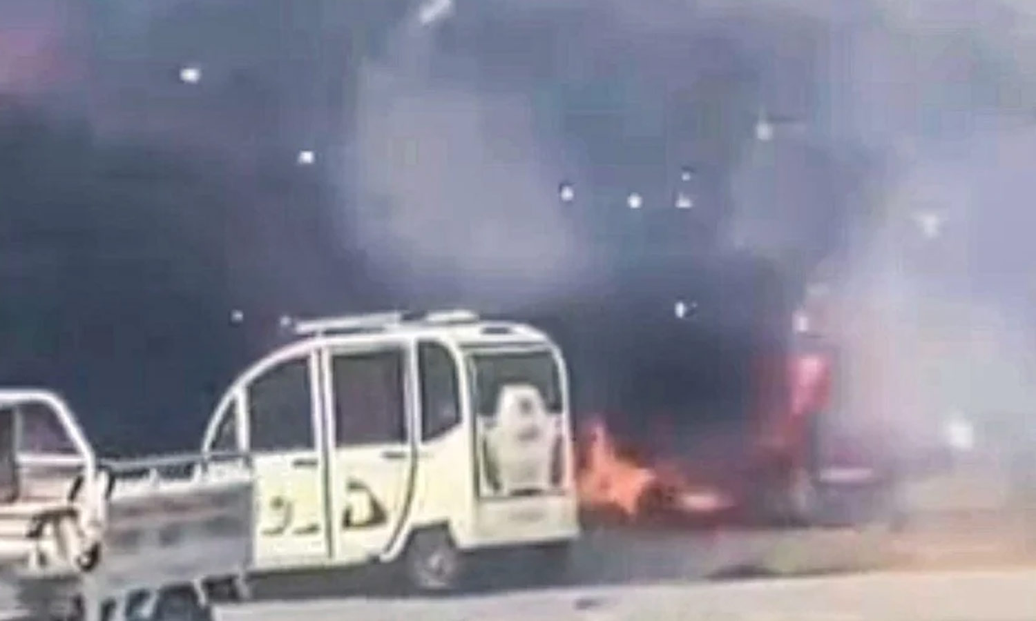 புத்தாண்டு கொண்டாட்டத்தில் சோகம்: பட்டாசு கடையில் ஏற்பட்ட தீவிபத்தில் 12 பேர் பலி