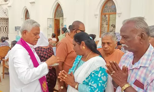 சாம்பல் புதன் சிறப்பு திருப்பலி - வேளாங்கண்ணி பேராலயத்தில் கிறிஸ்தவர்கள் பங்கேற்று பிரார்த்தனை