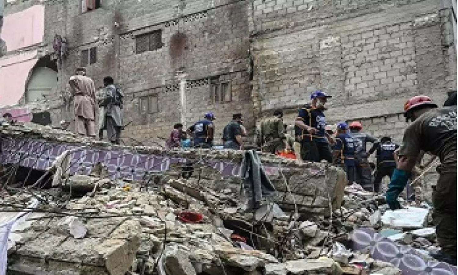 கராச்சியில் சோகம்: கியாஸ் சிலிண்டர் வெடித்து 16 பேர் பலி கராச்சியில் சோகம்: கியாஸ் சிலிண்டர் வெடித்து 16 பேர் பலி