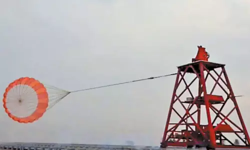 ககன்யான் திட்டம் - வீரர்களை பாதுகாப்பாக தரையிறக்கும் பாராசூட் சோதனை வெற்றி