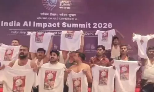 டெல்லி ஏஐ மாநாட்டில் மேலாடையின்றி காங்கிரசார் போராட்டம் - பிரதமருக்கு எதிராக முழக்கம்!