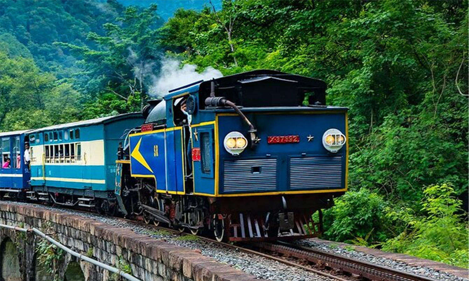 ஊட்டி மலை ரெயில் கட்டணம் திடீர் உயர்வு