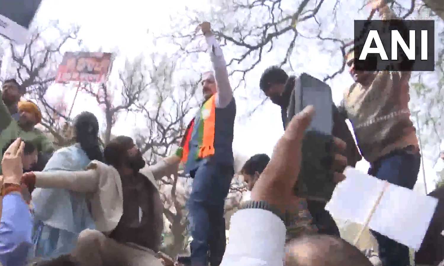 மேலாடையின்றி போராட்டம்: 4 காங்கிரஸ் தலைவர்கள் கைது- பாஜக-வினர் பதில் போராட்டம்