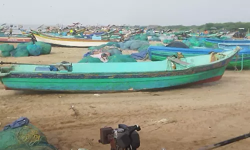 வேதாரண்யத்தில் கடல் சீற்றம்: 5000 ஆயிரம் மீனவர்கள் இன்று கடலுக்கு மீன் பிடிக்க செல்லவில்லை