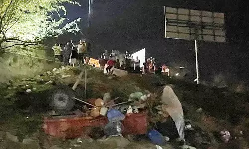 கர்நாடகாவில் கரும்பு லோடு ஏற்றிய டிராக்டர் கவிழ்ந்து விபத்து - குழந்தை உள்பட 4 பேர் பலி
