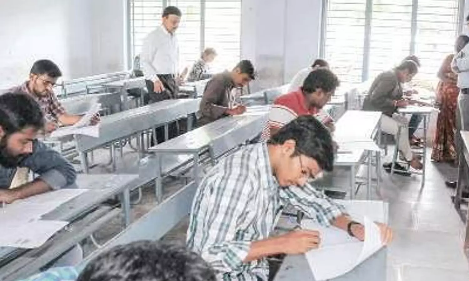 குளறுபடியால் ஒத்திவைக்கப்பட்ட குரூப் 2 முதன்மை தேர்வு தொடங்கியது குளறுபடியால் ஒத்திவைக்கப்பட்ட குரூப் 2 முதன்மை தேர்வு தொடங்கியது