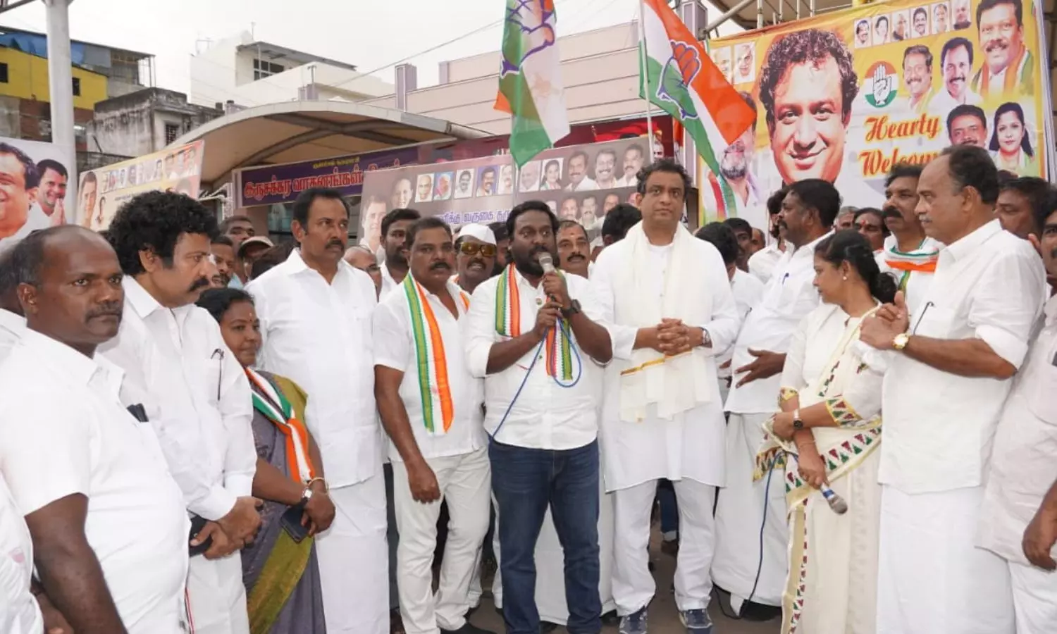 மத்திய அரசை கண்டித்து திருவட்டாரில் காங்கிரஸ் சார்பில் கொட்டும் மழையில் விஜய் வசந்த் எம்.பி பாதயாத்திரை மத்திய அரசை கண்டித்து திருவட்டாரில் காங்கிரஸ் சார்பில் கொட்டும் மழையில் விஜய் வசந்த் எம்.பி பாதயாத்திரை