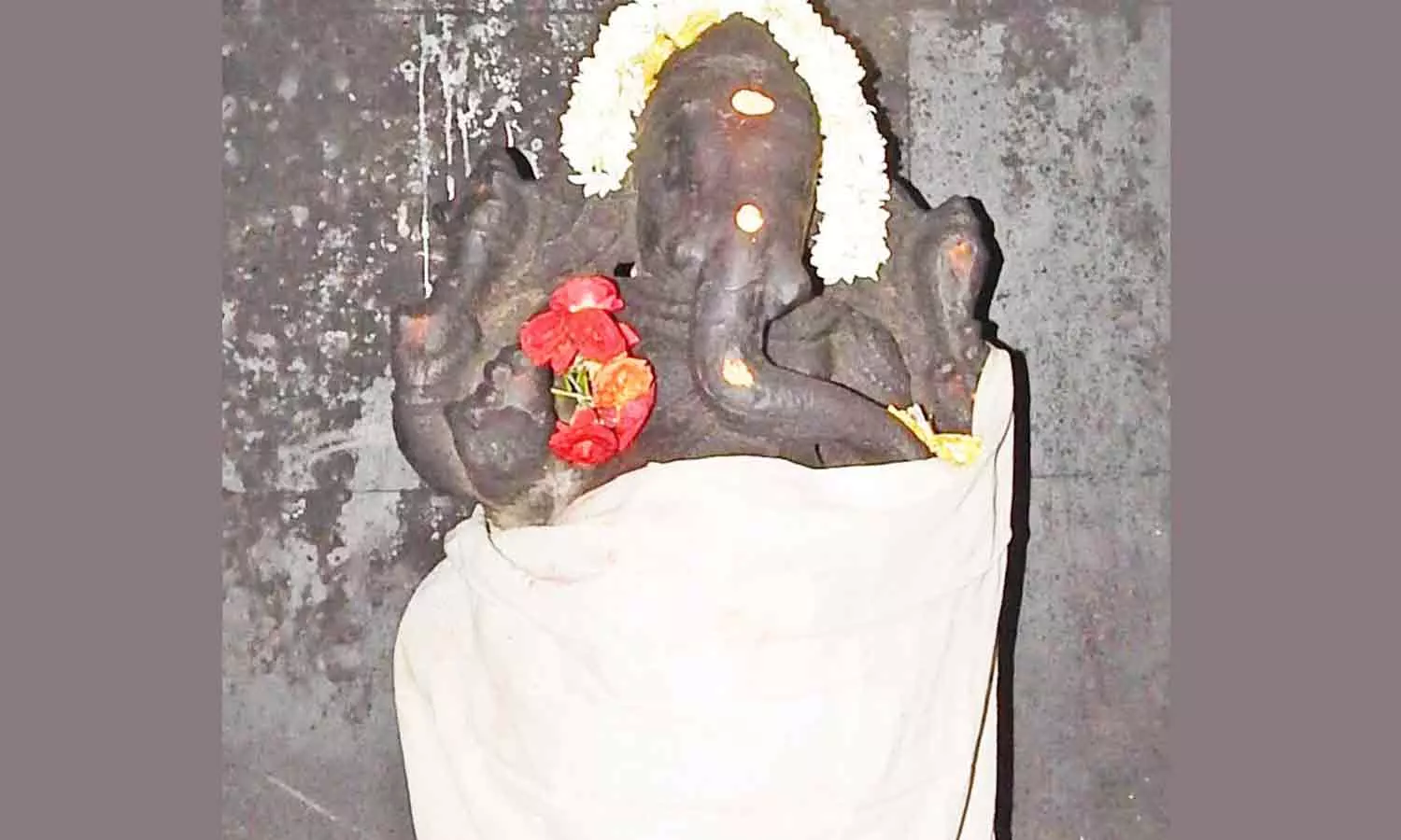 நின்ற-கோலத்தில்-காட்சியளிக்கும்-விநாயகர்