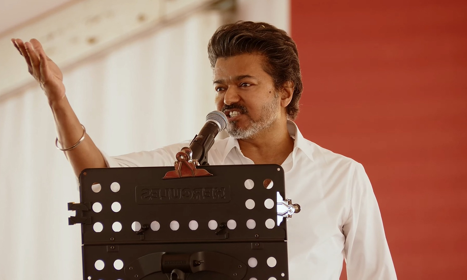 நானும் மக்களும் வேறு வேறல்ல.. ரத்தமும் சதையும் போல்..!- ஆக்ரோஷமாக பேசிய விஜய்