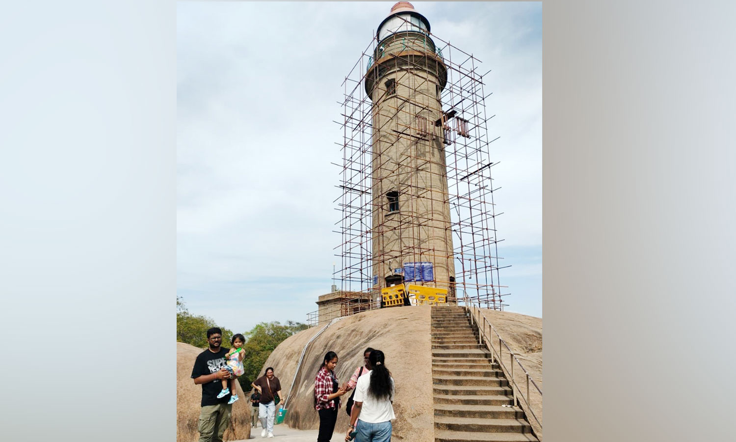 மாமல்லபுரம் கலங்கரை விளக்கம் முன் அறிவிப்பு இல்லாமல் 'திடீர்' மூடல்
