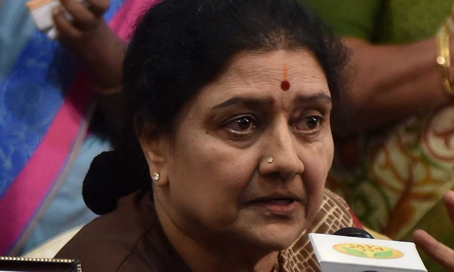 நாளை முக்கிய முடிவை அறிவிக்க இருப்பதாக சசிகலா பரபரப்பு பேட்டி