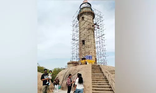 மாமல்லபுரம் கலங்கரை விளக்கம் முன் அறிவிப்பு இல்லாமல் திடீர் மூடல்