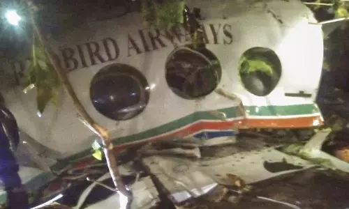 7 பேருடன் சென்ற ஆம்புலன்ஸ் விமானம் விழுந்து நொறுங்கி விபத்து - ஒருவர் உயிரிழப்பு