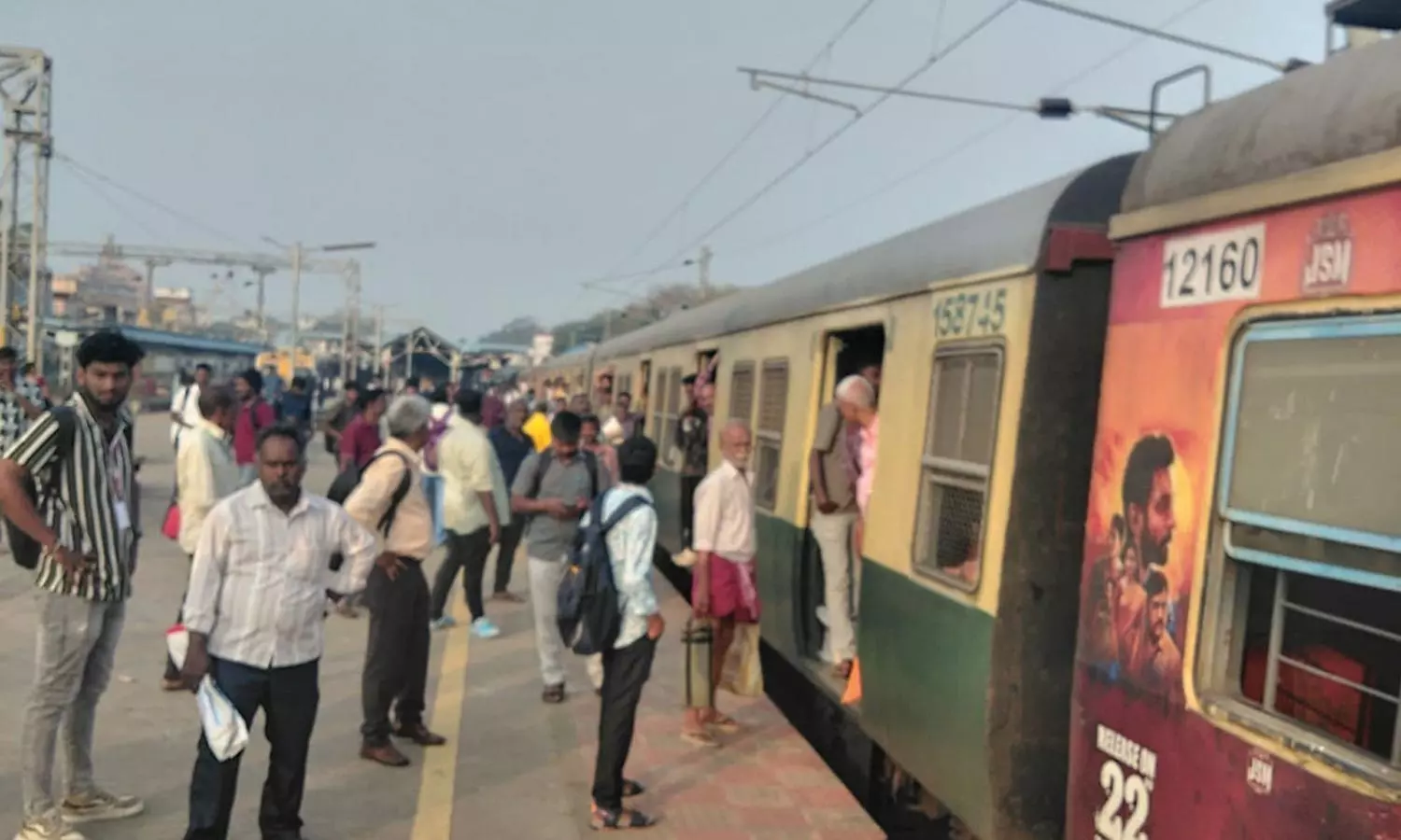 சென்னை மின்சார ரெயில் சேவைகளின் எண்ணிக்கை மேலும் குறைப்பு - பொதுமக்கள் அவதி சென்னை மின்சார ரெயில் சேவைகளின் எண்ணிக்கை மேலும் குறைப்பு - பொதுமக்கள் அவதி