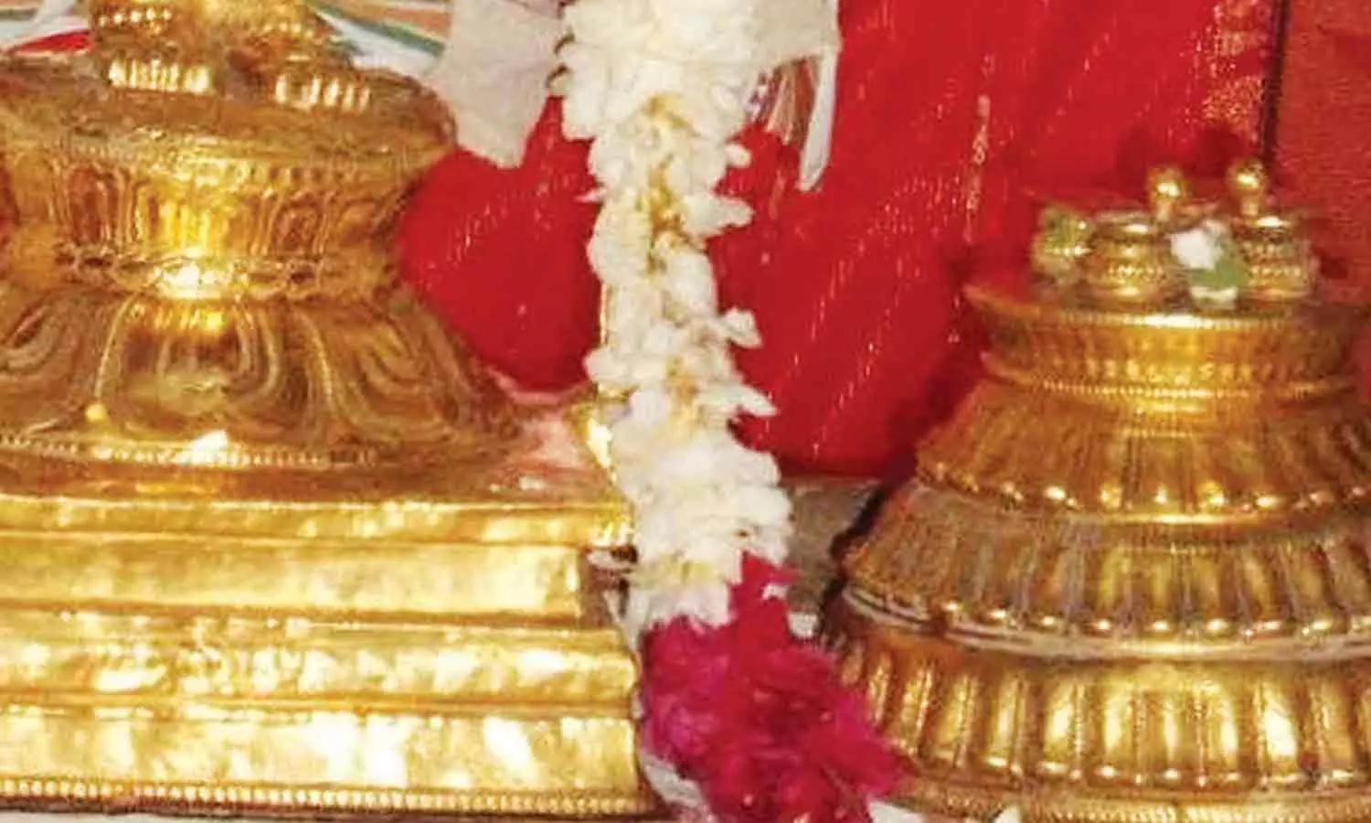 சடாரி வைப்பதன் தத்துவம்-முக்கியத்துவம் சடாரி வைப்பதன் தத்துவம்-முக்கியத்துவம்