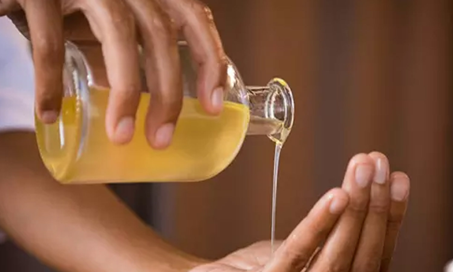 காலை-இரவு: முடி வளர்ச்சிக்கு எண்ணெய் தடவ சிறந்த நேரம் எது?